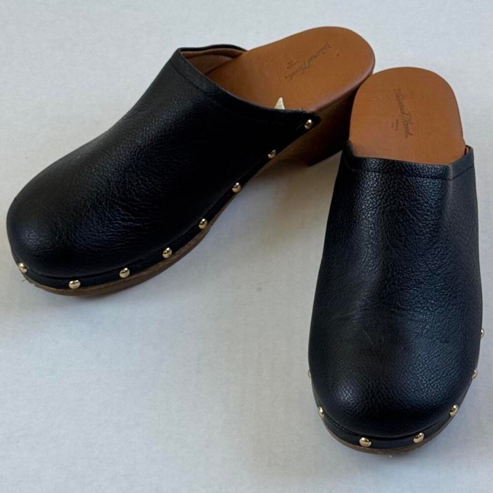 Universal thread black slip on clogs
